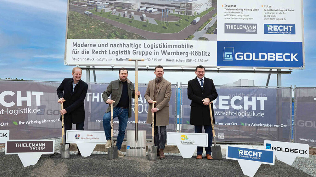 Beim Spatenstich auf dem Baugrundstück im Gewerbe- und Industriegebiet West II mit dabei: Konrad Kiener, Erster Bürgermeister von Wernberg-Köblitz; Navid Thielemann, CEO der Thielemann Group; Christian Karl Flick, CEO der Recht Logistikgruppe, und Thomas Ebeling, Landrat des Landkreises Schwandorf (von links nach rechts)