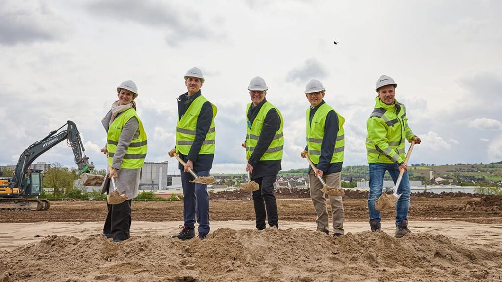 Mit dem Spatenstich starteten offiziell die Bauarbeiten für die nachhaltige Logistikimmobilie von Prologis in Illingen: (v.l.) Nicoline Dechamps (Prologis), Hans Seckler (Prologis), Armin Pioch (Bürgermeister der Gemeinde Illingen), Frank Lehmann (Ensinger) und Juri Müller (Goldbeck).