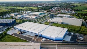 Das Logistikzentrum Mannheim 1 befindet sich im Industrie- und Gewerbegebiet Friedrichsfeld rund 15 Fahrminuten vom Mannheimer Stadtzentrum entfernt.