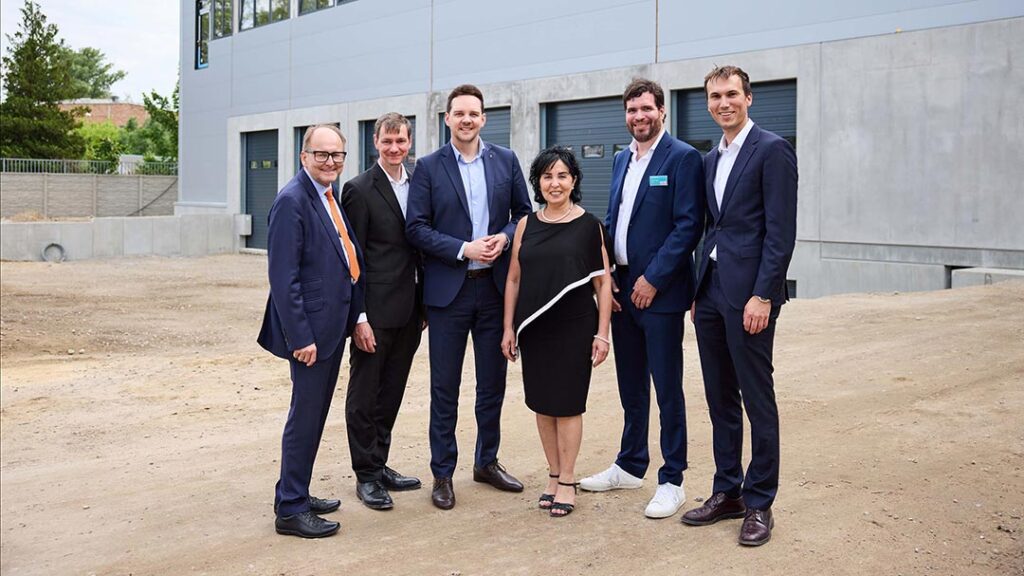 Feiern gemeinsam das Richtfest der neuen Logistikimmobilie von Prologis in Berlin Tegel: (v.l.) Wolfgang Branoner (Geschäftsführender Gesellschafter SNPC GmbH), Frank Hampe (Prologis), Alexander Slotty (Berliner Staatssekretär für Bauen), Emine Demirbüken-Wegner (Bezirksbürgermeisterin Reinickendorf), Philipp Feige (Prologis) und Vincent Lampe (Prologis)