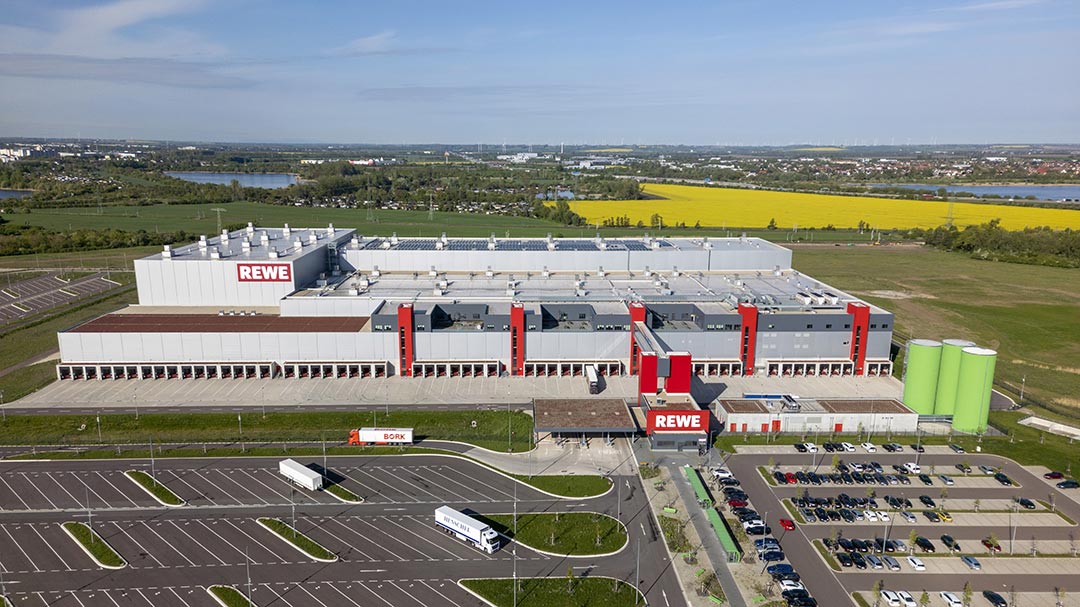 Rewe eröffnet teilautomatisiertes Logistikzentrum in Magdeburg