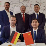 Vorne von links: Tim Schützenhofer, Head of Leasing, P3 Logistic Parks; Qing Zhang, Geschäftsführer, Zhejiang Seaport (Germany) Supply Chain Management GmbH Hinten von links: Felix von Eichel-Streiber, Senior Project Manager, P3 Logistic Parks; Timo Weihrauch, Legal Counsel, P3 Logistic Parks; Marc Oliver Hauswald, Geschäftsführer, Jade-Weser-Port-Marketing GmbH & Co. KG; Lingjun Wang, Managing Direktor, Zhejiang Portex Logistics Technology Co., Ltd.; Yan Zhang, Rechtsanwalt, Direktor und Head of China Desk, Baker Tilly Rechtsanwaltsgesellschaft mbH