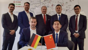 Vorne von links: Tim Schützenhofer, Head of Leasing, P3 Logistic Parks; Qing Zhang, Geschäftsführer, Zhejiang Seaport (Germany) Supply Chain Management GmbH Hinten von links: Felix von Eichel-Streiber, Senior Project Manager, P3 Logistic Parks; Timo Weihrauch, Legal Counsel, P3 Logistic Parks; Marc Oliver Hauswald, Geschäftsführer, Jade-Weser-Port-Marketing GmbH & Co. KG; Lingjun Wang, Managing Direktor, Zhejiang Portex Logistics Technology Co., Ltd.; Yan Zhang, Rechtsanwalt, Direktor und Head of China Desk, Baker Tilly Rechtsanwaltsgesellschaft mbH