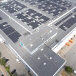 Für die Logistikimmobilie „Green Box“ des Investmentmanagers Aventos hat Enviria ein Energy-as-a-Service-Konzept realisiert. Auf einer Dachfläche von über 6.588 Quadratmeter wurden insgesamt 3.374 PV-Module mit einer Gesamtleistung von 1.400 Kilowatt Peak installiert. Damit liefert die Solaranlage einen Jahresertrag von über 1.360.417 Kilowattstunden.