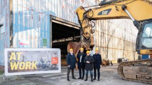 Der CTPark Mülheim entsteht auf den Flächen eines ehemaligen Walzwerks. V.l.n.r.: Lars Satthoff (Construction Director bei CTP Deutschland), Timo Hielscher (Managing Director M&A bei CTP Deutschland), Marc Buchholz (Oberbürgermeister von Mülheim an der Ruhr), Felix Blasch (Dezernent für Stadtplanung und Wirtschaftsförderung).